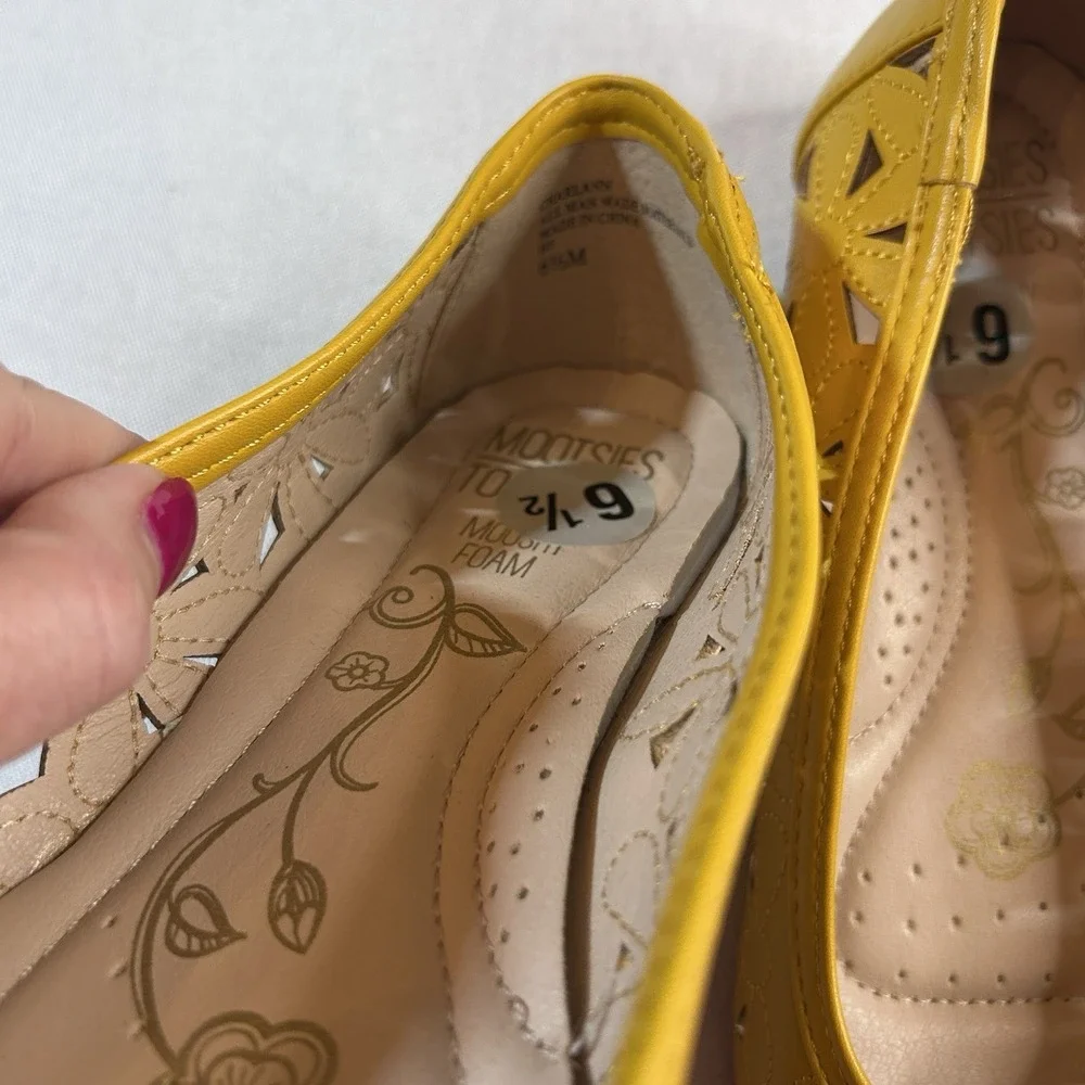 Mootsies Tootsies Charlann Women's‎ Flat Shoes 6.5M Gold/Yellow Faux Leather